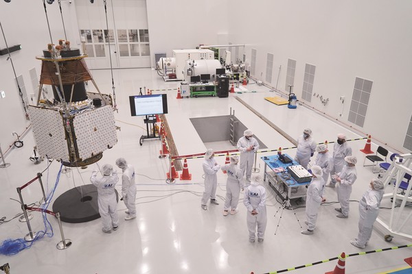 KAI 우주센터에서 차세대중형위성 2호의 링분리시험이 진행되고 있다