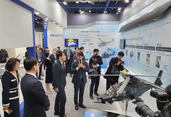 KAI가  ‘2023 대한민국 산업기술 R&D 대전'에 참가했다. (왼쪽부터 3번째 장영진 산업부 차관, 4번째 태진수 KAI 상무)