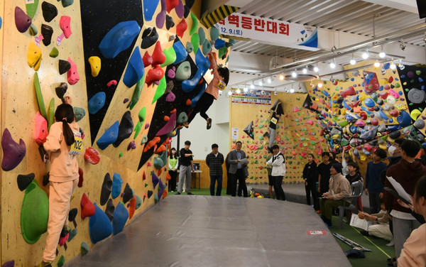 진주시가 지난 9일, 빅클라이밍(정촌면)에서 100여 명의 선수가 참석한 가운데 ‘2023년 진주시 암벽등반대회’를 열었다.