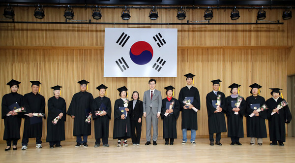 하동군이 지난 8일, 농산물가공지원센터 강당에서 2023년 하동군농업인대학원 졸업식을 가졌다.