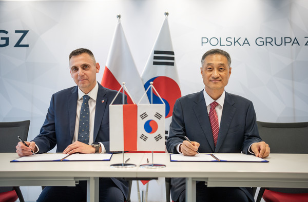 KAI가 폴란드 방산업체와 후속지원 MOU를 체결하고 있다 (왼쪽부터 WZL-2 CEO Tomasz Kozyra, KAI 박종인 상무)