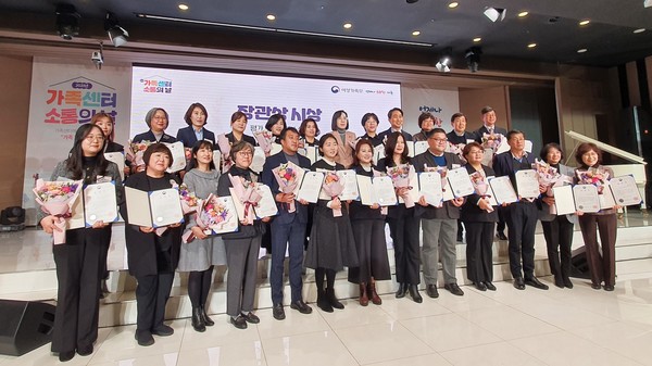 사천시가족센터가 여성가족부의 ‘2023년 가족센터 사업운영 평가’에서 ‘우수기관’으로 선정돼 여성가족부 장관상을 수상했다.