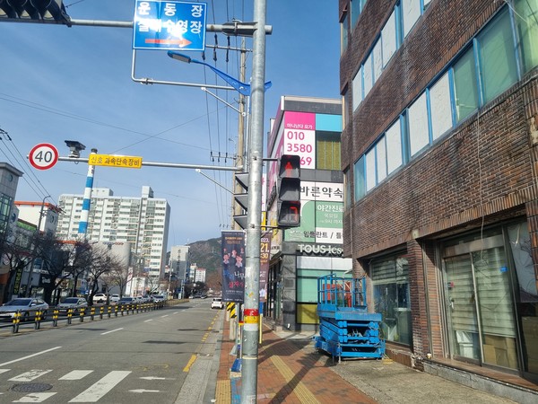 사천시가 시민들의 안전한 통행환경을 위해 보행량이 많은 구역 6개소에 34대의 ‘보행신호등 적색 잔여 시간표시기’를 설치했다.
