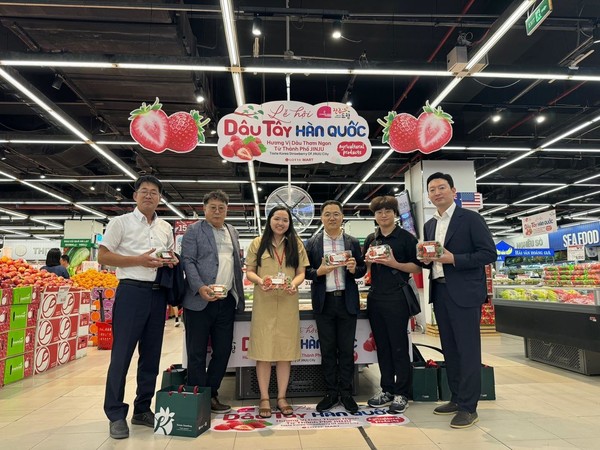 진주시가 지난 13일부터 17일까지 지난해부터 수출 신장율이 가장 높은 베트남에서 진주드림 딸기 판촉행사를 가졌다.