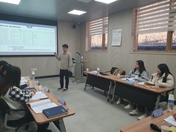 (재)사천시미생물발효재단은 지난 21일, ‘사천시 우수 미생물 발굴 용역’ 최종 보고회를 가졌다.