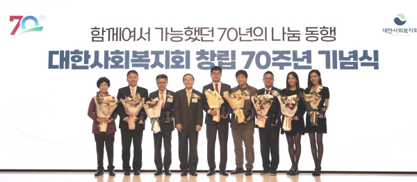 BAT로스만스가 지난 18일, 서울 아모리스 역삼 GS타워에서 열린 ‘대한사회복지회 창립 70주년 기념식’에서 기업 부문 감사패를 받았다.