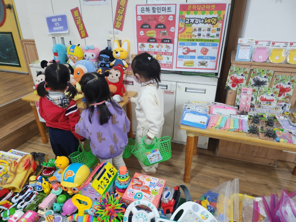사천시 정동면 소재 은하어린이집 원생들이 지난 25일, 정동면 행정복지센터를 방문해 이웃돕기 성금 52만 원을 기탁했다.