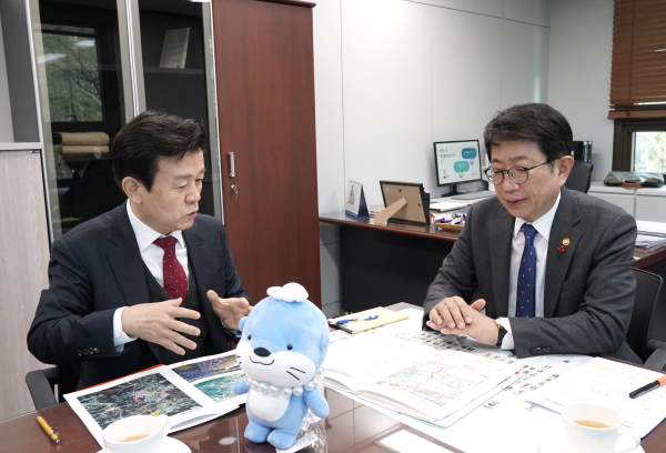 조규일 진주시장이 26일, 정부과천청사에서 박상우 국토교통부 장관을 만나 지역 현안에 대해 건의했다.