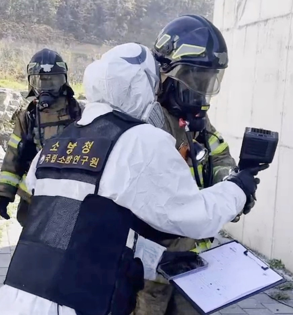 현직 소방대원이 '시각강화 장비'를 테스트하고 있다.