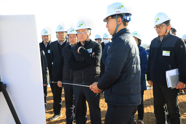 이한준 LH 사장(왼쪽 네 번째)이 지난 1월 15일, 인천계양 주택건설 현장을 점검하고 있다.