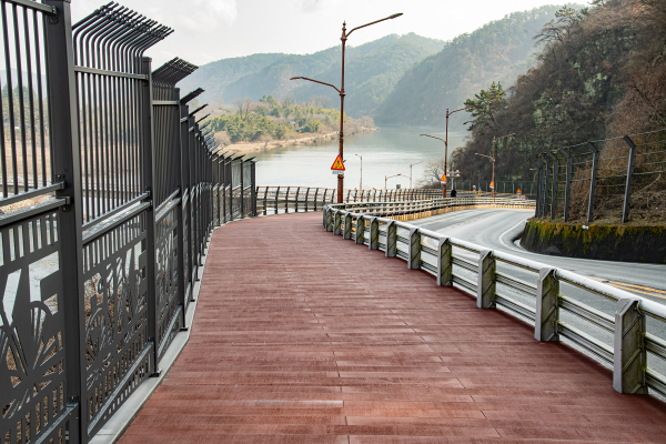 조규일 진주시장이 15일, 판문동과 내동면 삼계리를 연결하는 남강댐~오목교 자전거도로 구간에 대한 현장을 점검했다.
