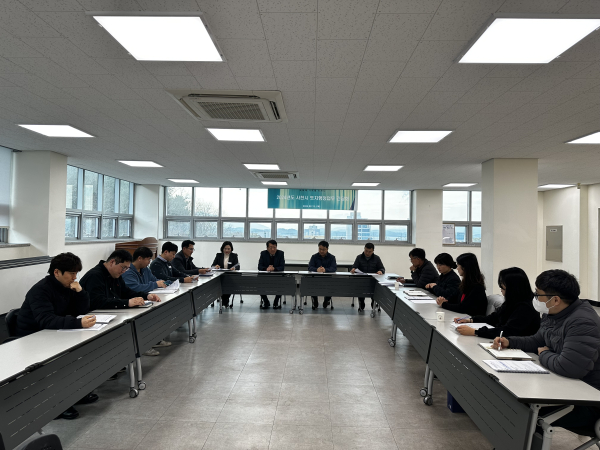 사천시가 지난 15일, 한국국토정보공사 사천지사 3층 회의실에서 토지행정 업무의 원할한 추진을 위해 ‘2024년 토지행정업무 간담회’를 가졌다.