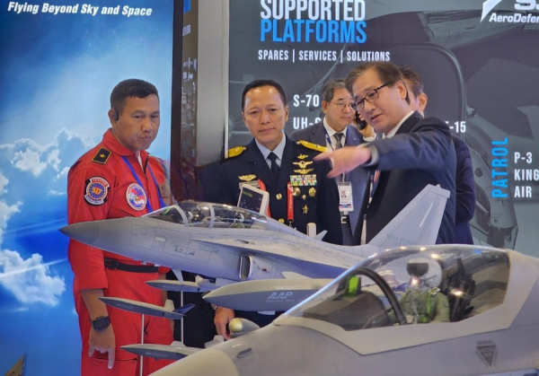KAI 강구영 사장이 KAI부스에서 인도네시아 공군기참부장과 특수비행팀 주피터 조종사에게 차세대 공중전투체계에 대해 설명하고 있다.