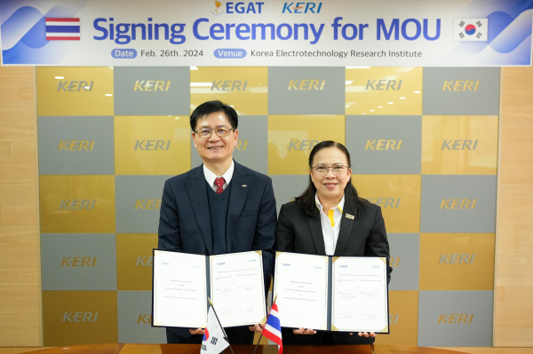 김남균 한국전기연구원장(왼쪽)과 Jiraporn Sirikum 태국전력청장 직무대행이 전력기기 시험인증 상호협력 MoU를 26일 체결했다.