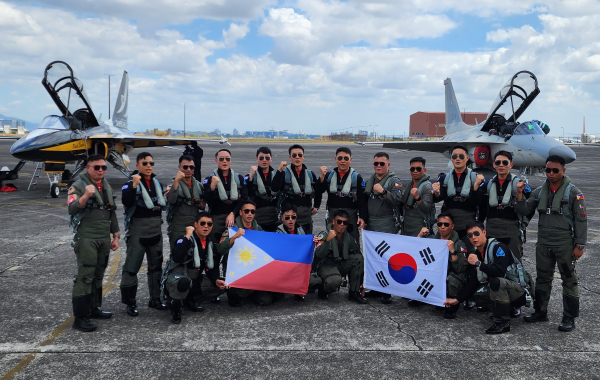 필리핀 에어쇼에서 블랙이글스와 FA-50PH가 우정비행을 실시하고 기념 촬영을 하고 있다.