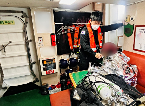 사천해양경찰서는 15일 오후 12시 52분경 통영시 사량도에서 응급환자가 발생했다는 신고를 받고 A씨 (여ㆍ35년생)를 긴급 이송했다