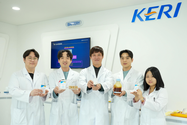 KERI 박준우 박사(가운데)팀이 습식 합성 공정으로 제조된 고체전해질과 이를 활용한 전고체전지 시제품을 들고 포즈를 취하고 있다.