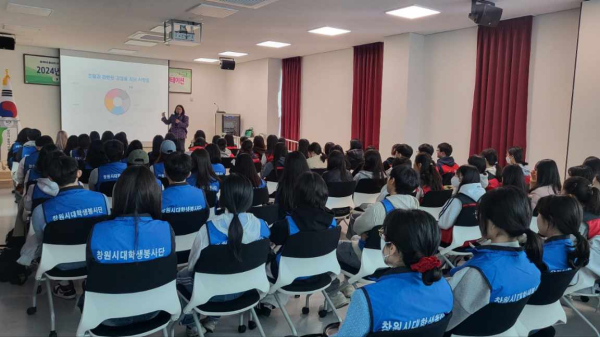 창원특례시가 지난 16일, 창원시종합자원봉사센터 대강당에서 ‘제9기 창원시 대학생 봉사단ㆍ제8기 청소년봉사단’ 140여 명이 참석한 자원봉사자 교육 및 오리엔테이션을 진행했다.