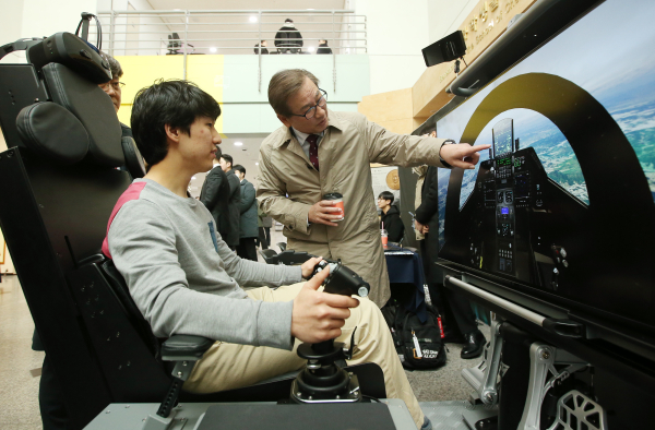 서울대학교에서 열린 KAI CEO 채용설명회에 FA-50 시뮬레이터 체험 장비가 운영되었다. KAI 강구영 사장이 직접 학생에게 설명을 하고 있다.