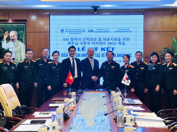 KAI와 GAET는 지난 29일 베트남 하노이 GAET 본사에서 항공우주 전문인력 양성을 위한 업무 협약을 체결했다. 협약 체결 후 관계자들이 기념 촬영하고 있다.
