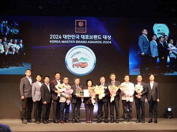 서울 신라호텔에서 17일, 열린 ‘2024 대한민국 대표브랜드 대상’ 시상식에서 산청딸기와 산청곶감이 지방자치단체 지역특산물 대상을 각각 수상했다.